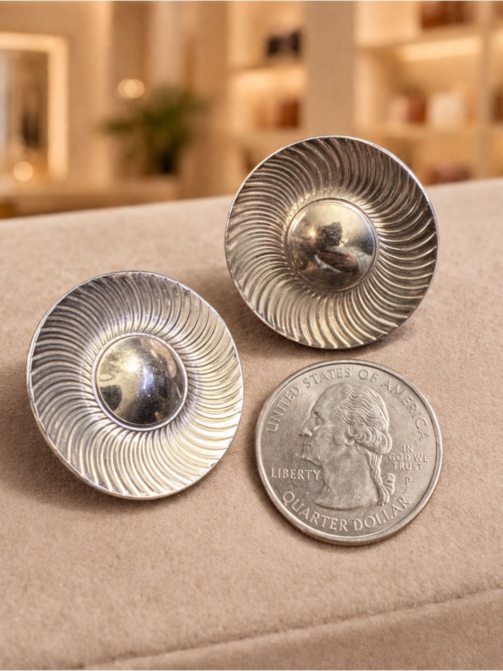 Vintage Gold Tone Round Circle Swirl Design Clip on Screw Back Earrings Cocktail - Picture 2 of 3
